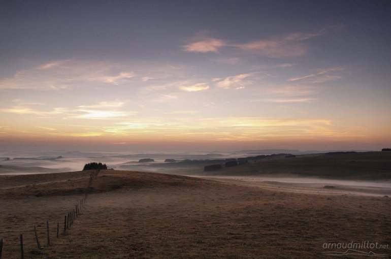 aubrac-nasbinals-lozere-puech-cremat-brume-2006-06-050