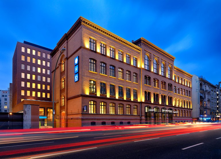 Vista nocturna del hotel