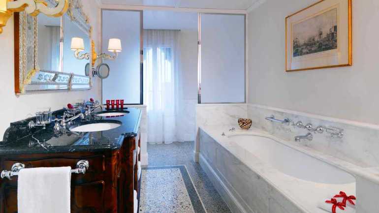 danieli DandoloSuiteBathroom_1600x900